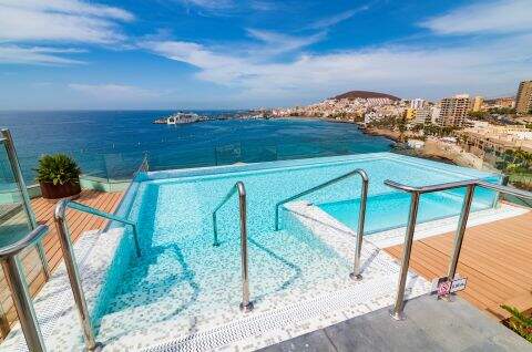 Spring hotel Spanje zwembad met uitzicht over de zee