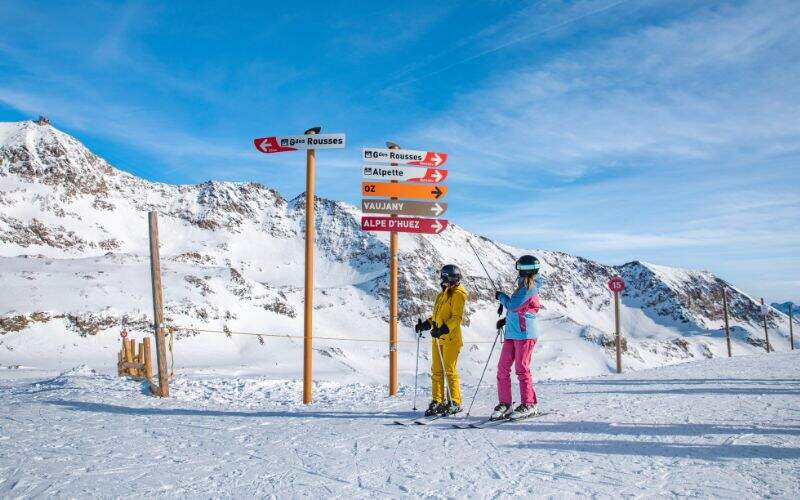 Skiers die de route checken 