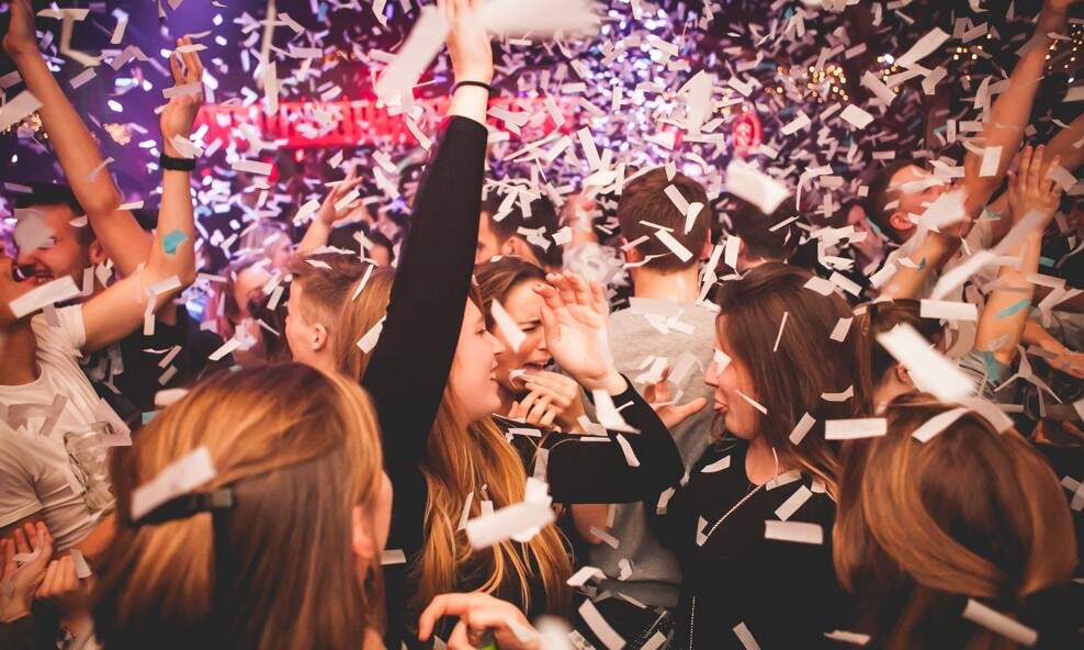 Feestende mensen bij de Moose Bar