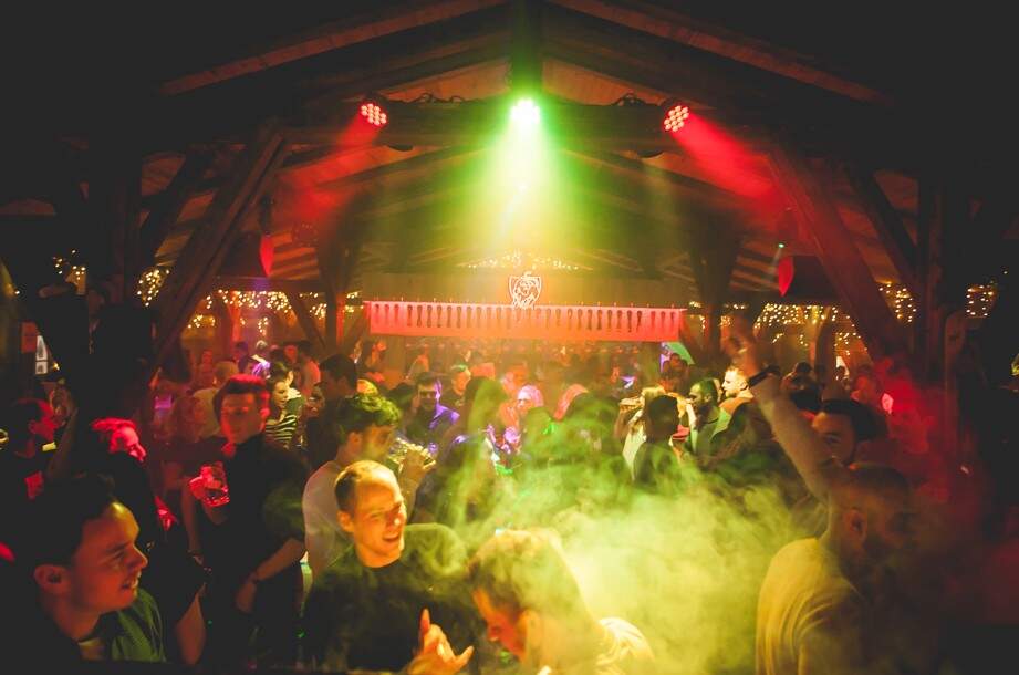 Mensen aan het feesten bij de Moose Bar in Alpe d'Huez