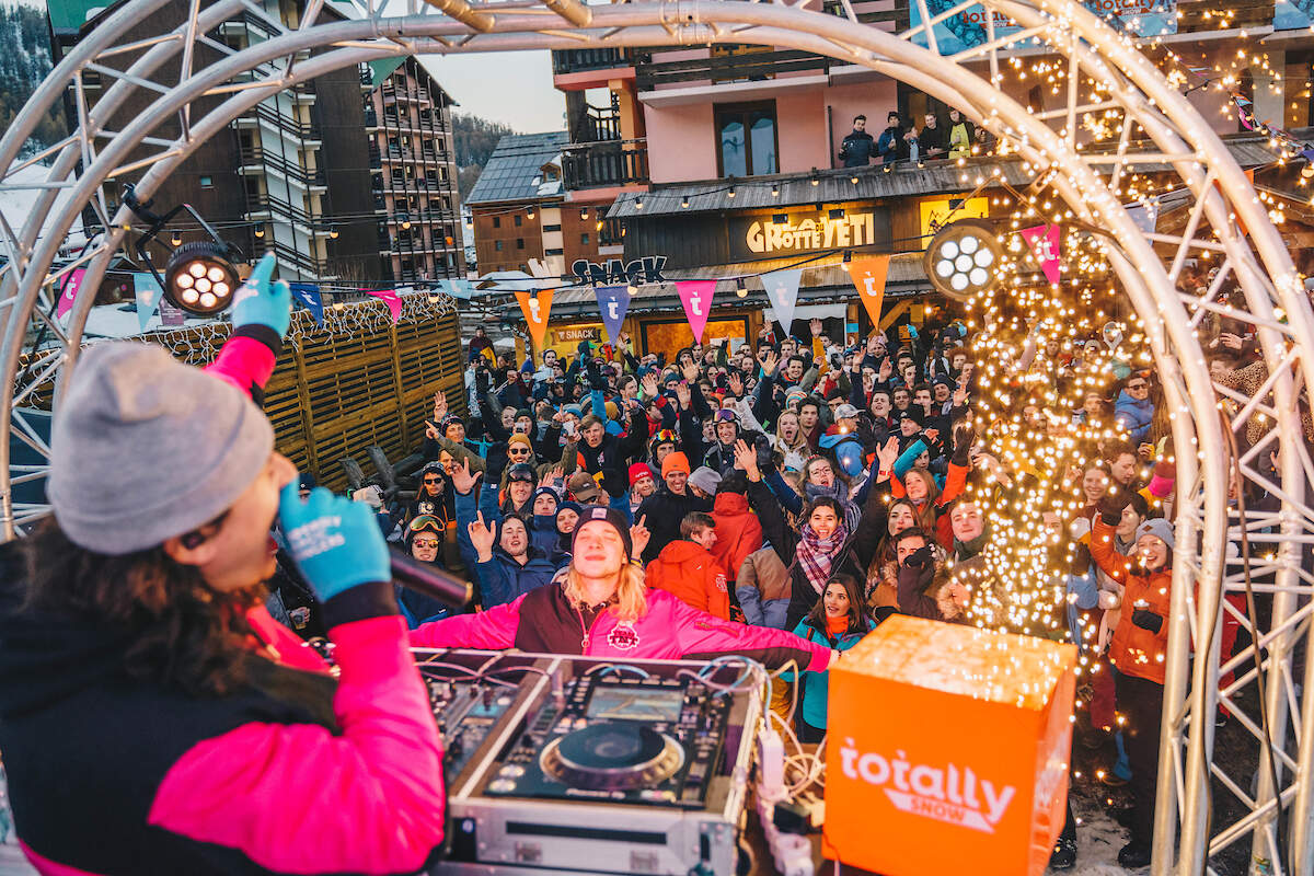 Dj die feestende menigte toespreekt tijdens wintersportfeest totally