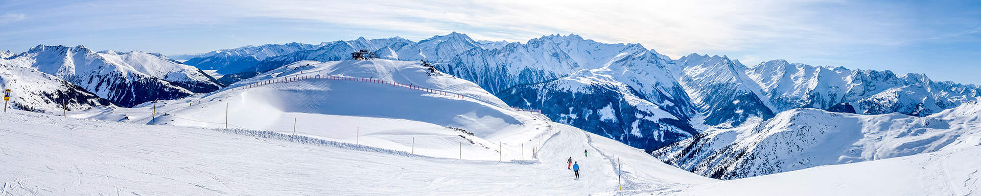 Berggebied in Oostenrijk, waar een paar mensen skiën