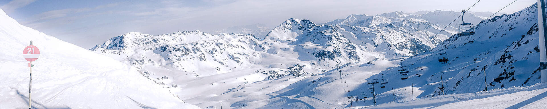 Skigebied Fieberbrunn in Oostenrijk, met witte bergtoppen