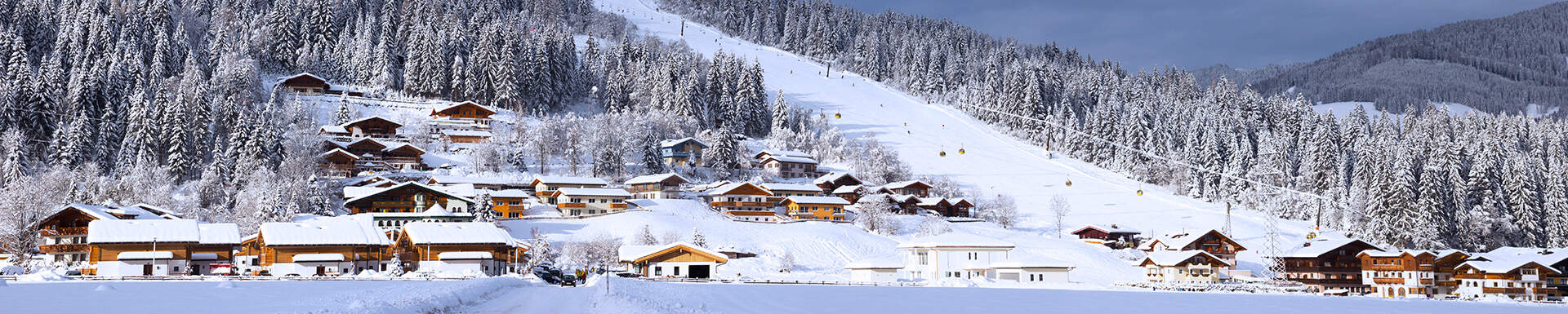 Huizen op een berg in Flachau, Oostenrijk