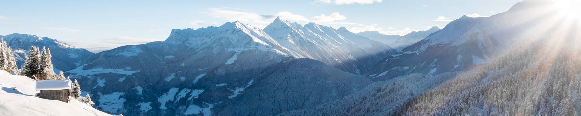 Een chalet uitkijkend op het bergachtige gebied van Mayrhofen