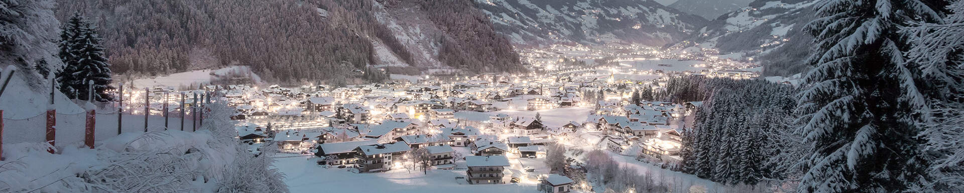 Mayrhofen in het donker, sfeervol verlicht