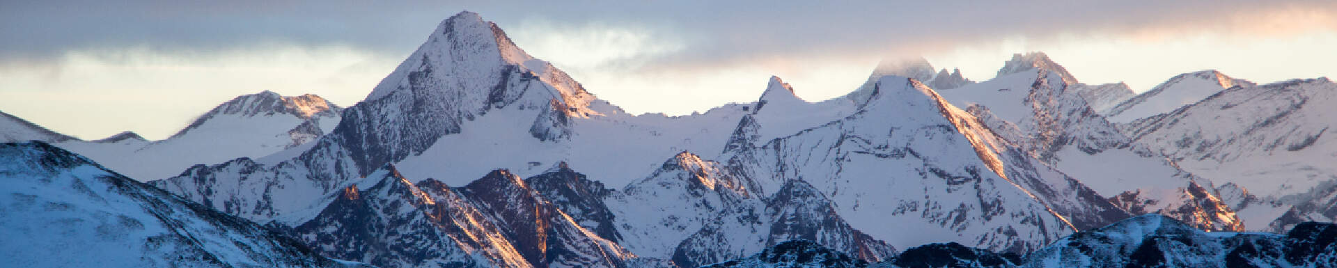 Besneeuwde bergtoppen bij Saalbach in Oostenrijk