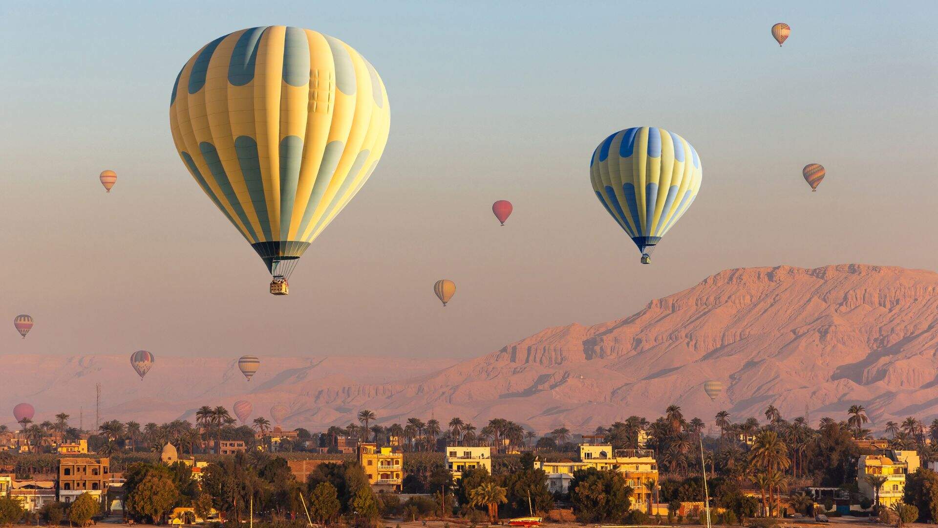 Luchtballonnen in de lucht in Egypte