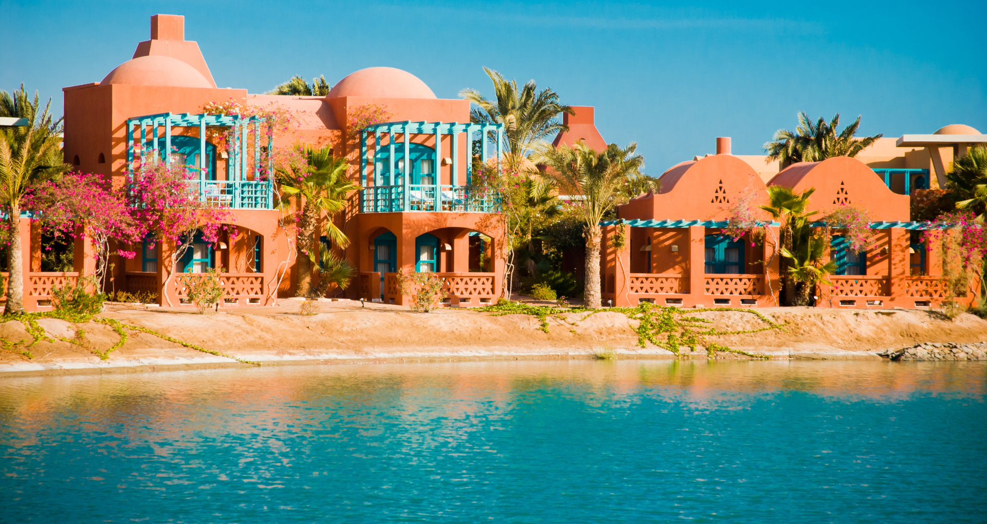 Roodgekleurde vakantiehuisjes aan zee El gouna Egypte