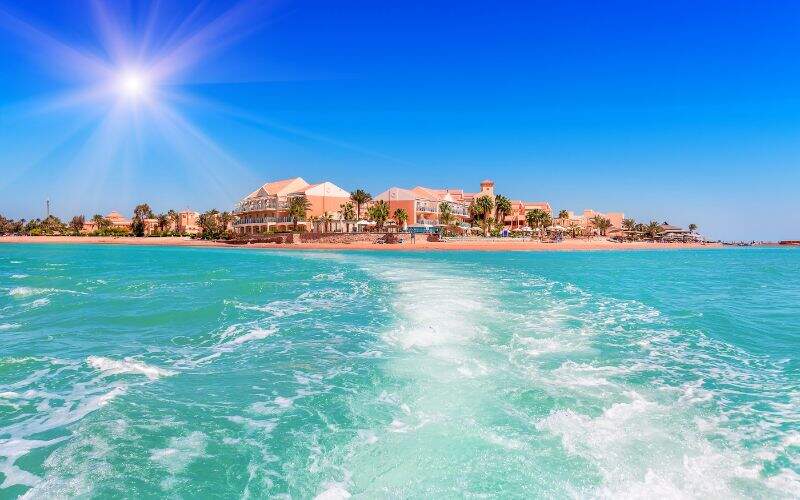 Uitzicht op El Gouna Egypte vanaf de boot op blauwe zee en felle zon