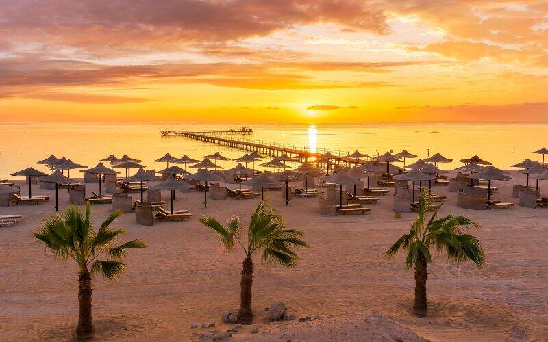 Uitzicht over gouden zonsondergang Marsa Alam Egypte