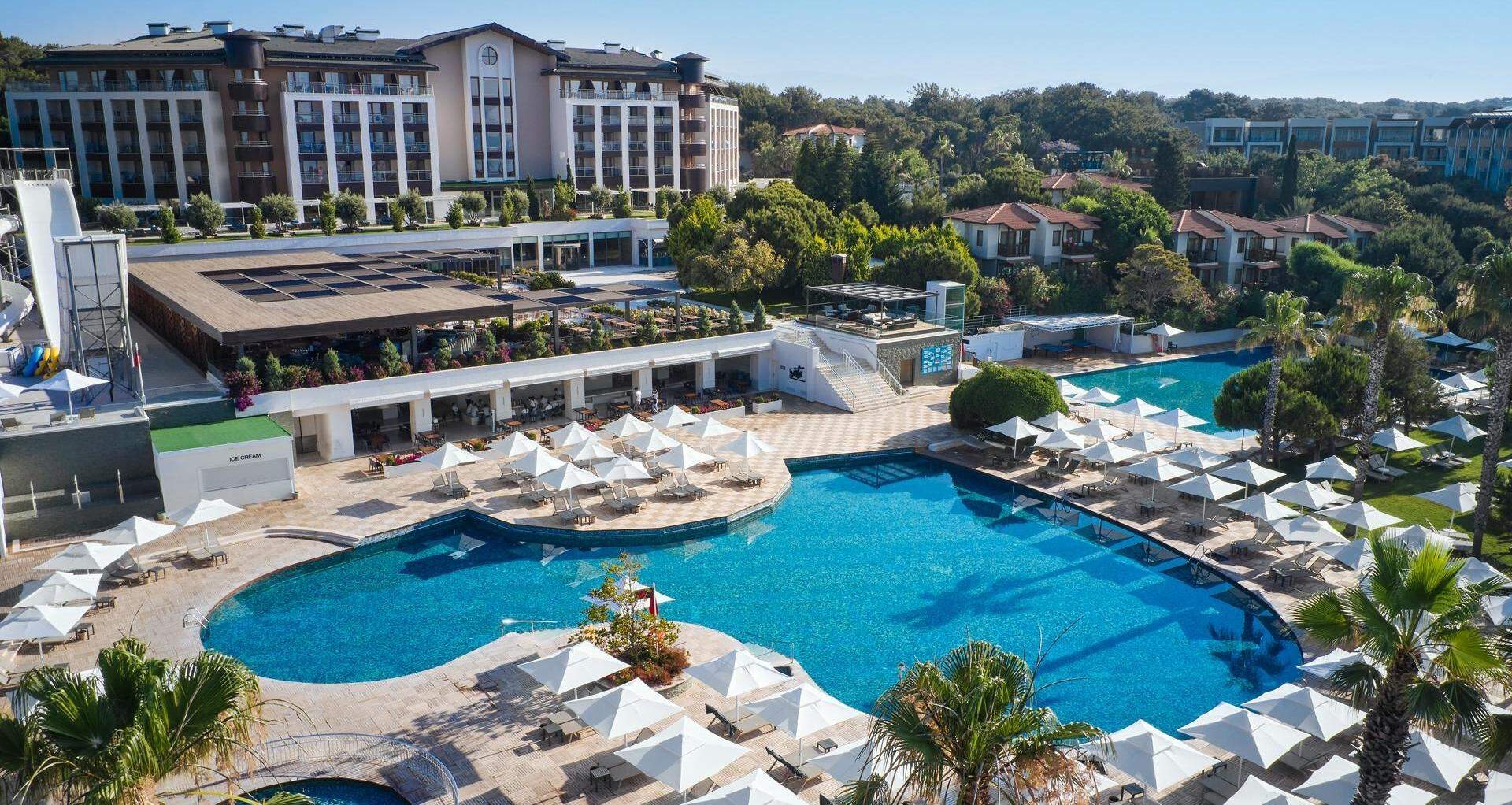 Prachtig zwembad bij Hotel Voyage Sorgun in Turkije