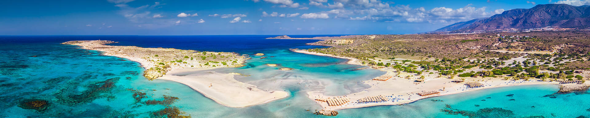 Helderblauwe zee rondom Elafonissi strand op Kreta, Griekenland