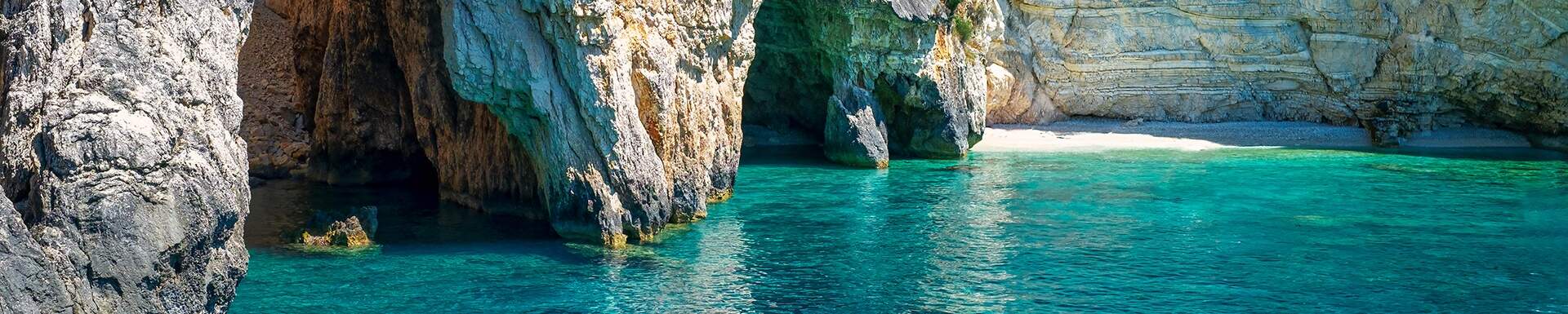 Rotsformaties azuurblauwe zee Corfu