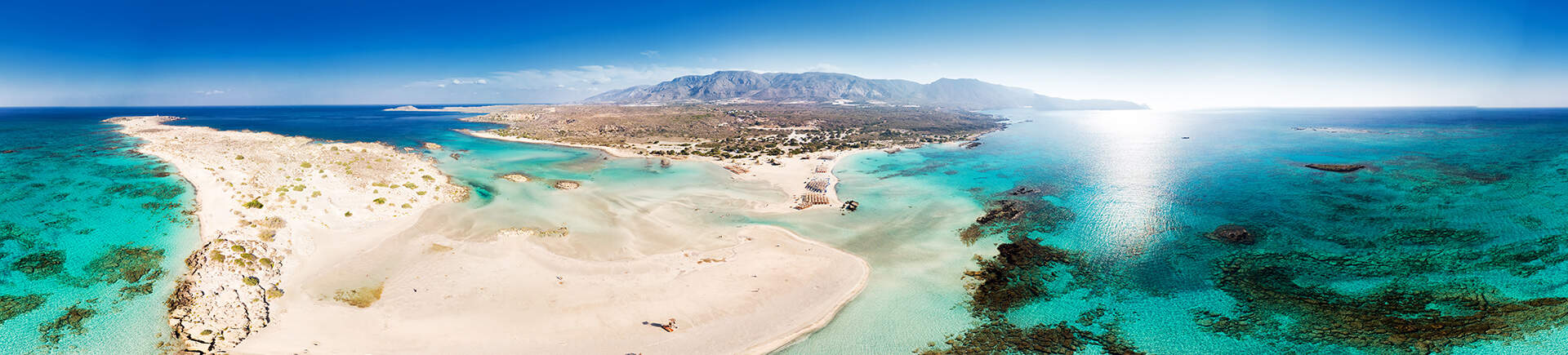 Bovenaanzicht van het eiland Kreta met helderblauwe zee