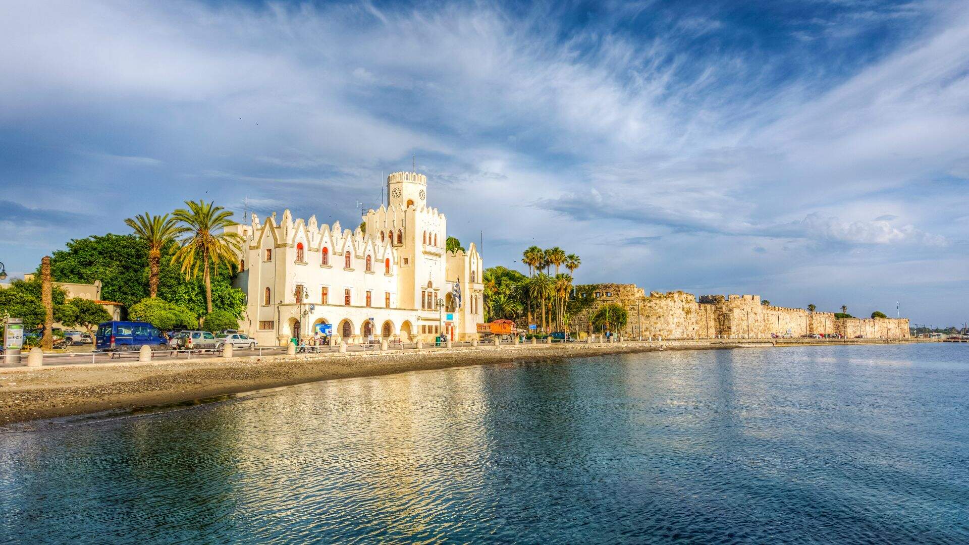 Uitzicht vanaf het water op het zonnige Kos, Griekenland