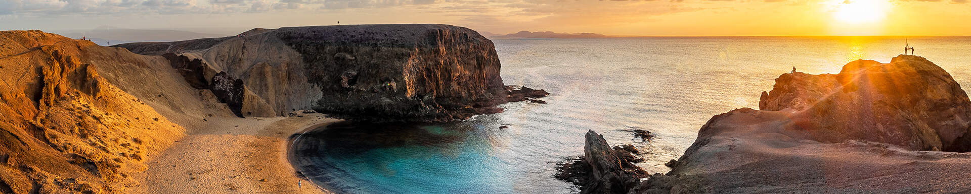 Zonsondergang bij zee in Spanje