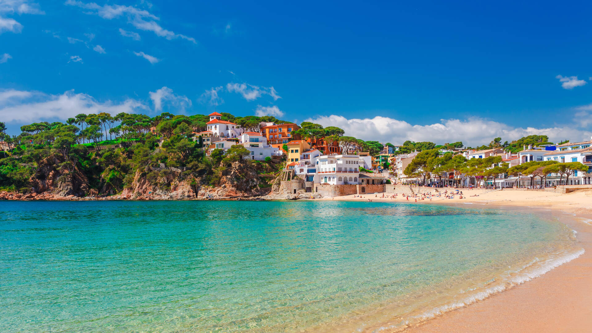 Helderblauwe zee aan de Costa Brava in Spanje