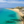 Kustlijn Fuerteventura, Spanje met azuurblauwe zee, huisjes en palmbomen