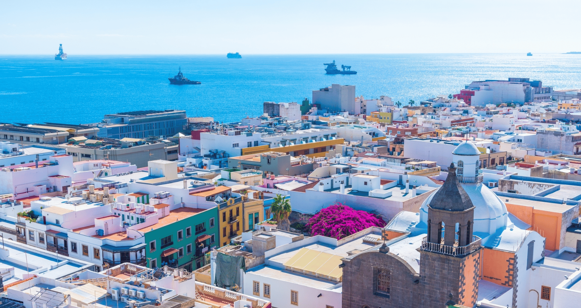 Witte en gekleurde huizen aan zee in hoofdstad las palmas, gran canaria, Spanje