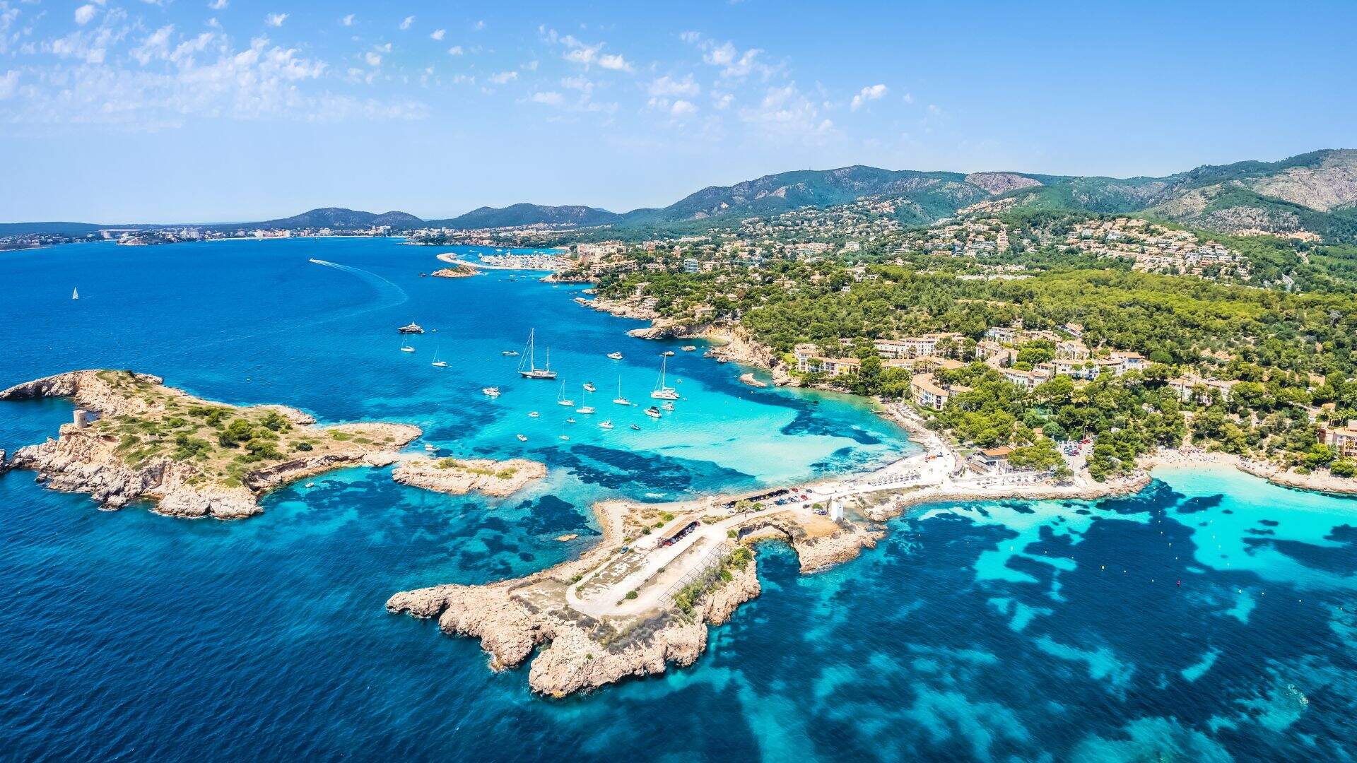 Grillige kustlijn van het spaanse eiland Mallorca met aquablauw donker en licht zeewater