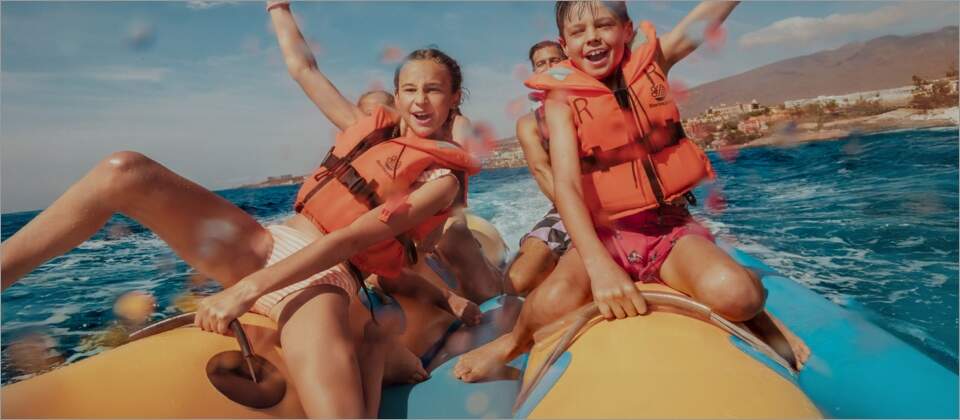 kinderen op een banaan