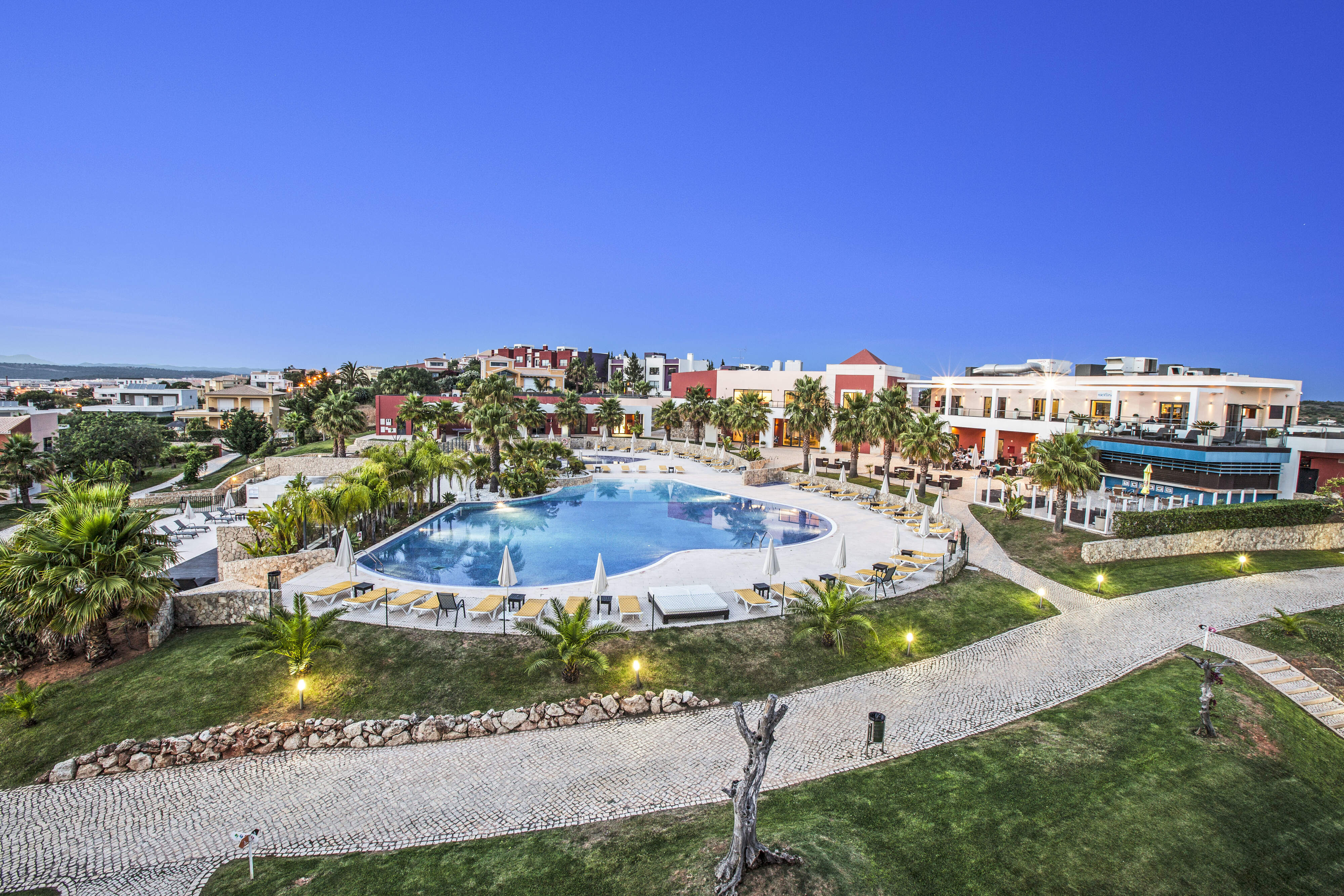 Vakantiepark in Algarve, Portugal met zwembad en palmbomen