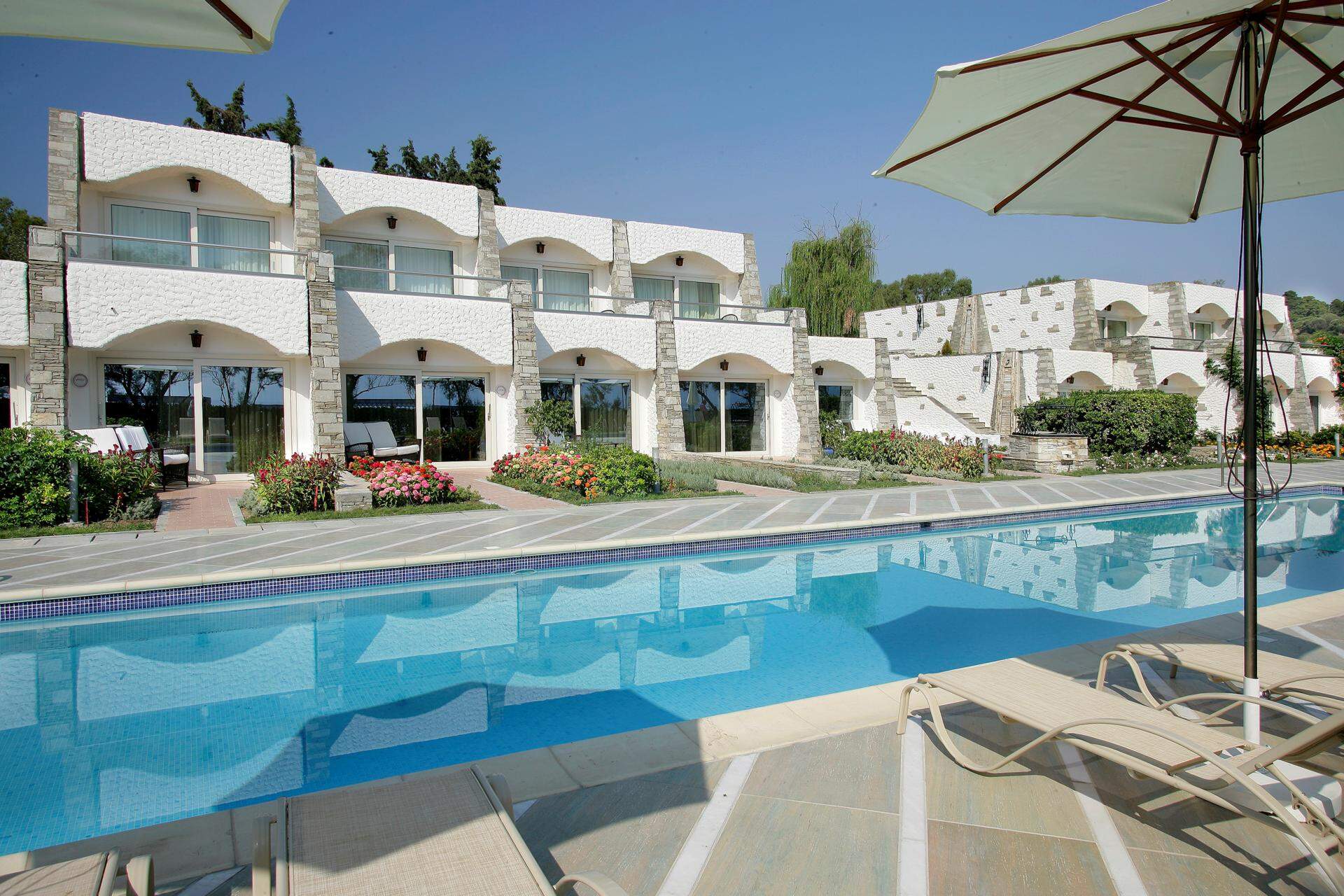 Hotel met zwembad en ligbedjes met parasols