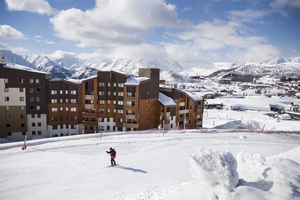 snowboarder op de piste voor residence les bergers