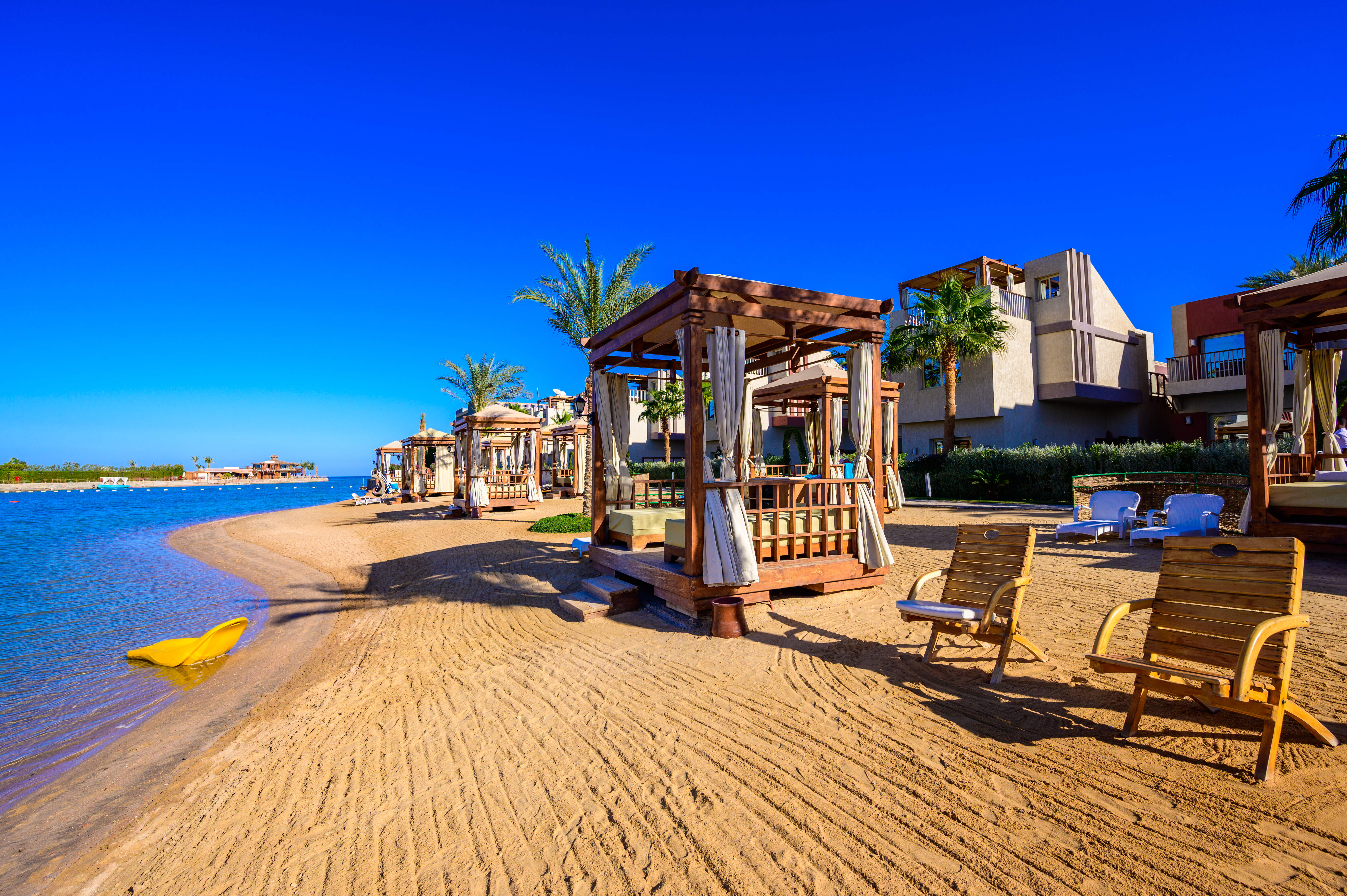 Blauw bootje op het water bij Hurghada egypte