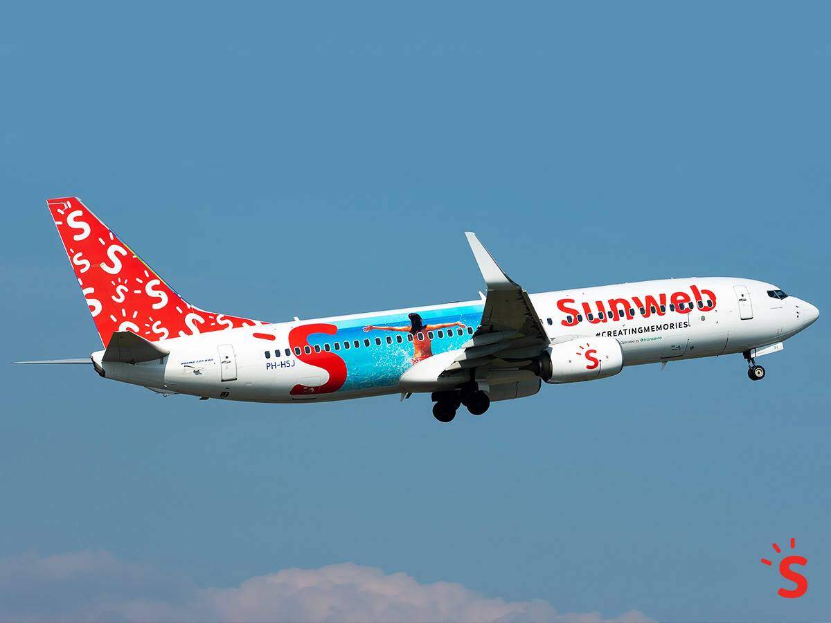 Sunweb vliegtuig in rood, wit en blauw