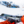 uitzicht op benen van persoon met oranje skibroek, liggend op besneeuwde piste
