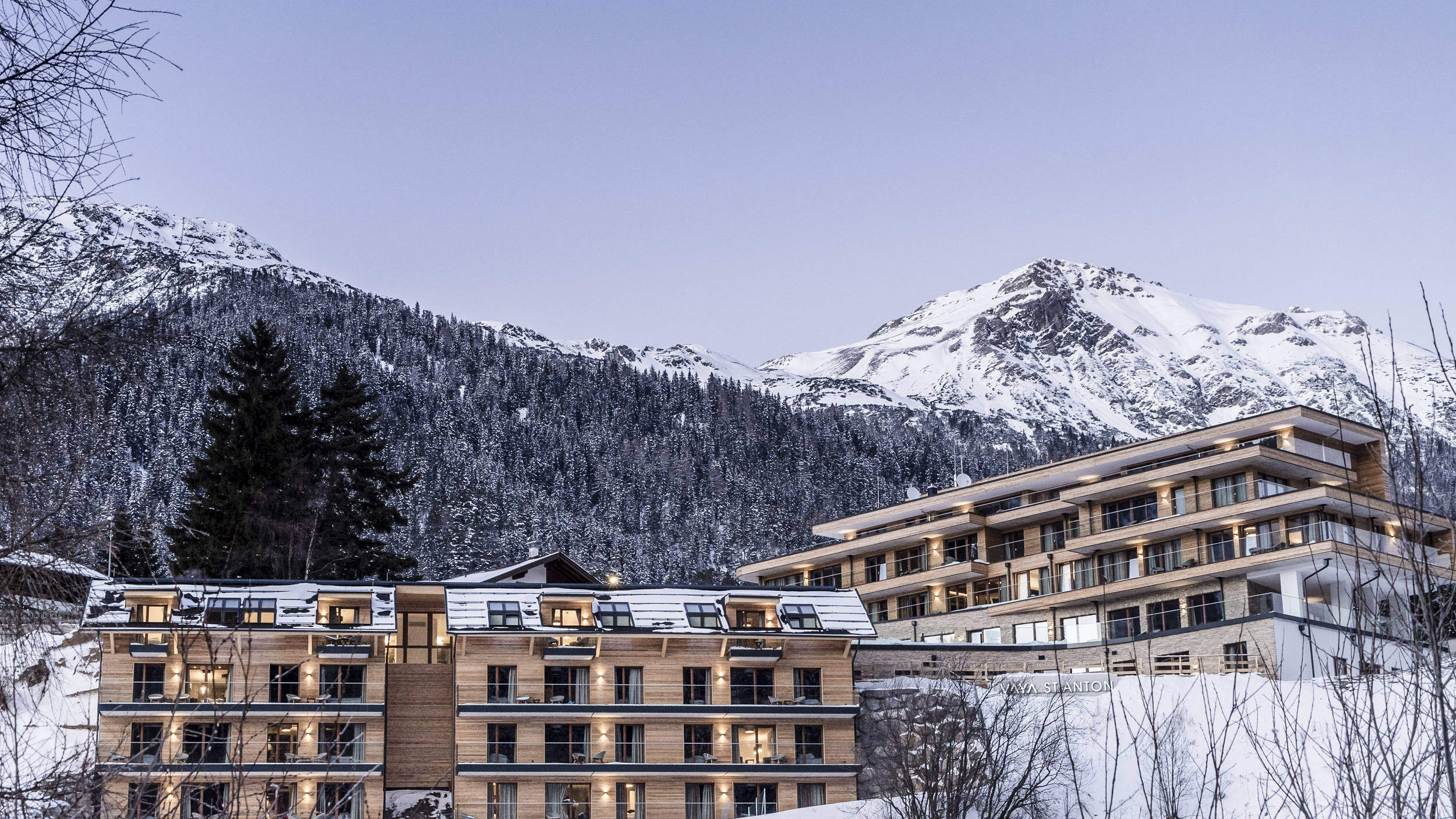 twee hotelcomplexen in skigebied voor besneeuwde berg