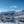 zonnig skigebied met besneeuwde cgh accommodaties en bergen