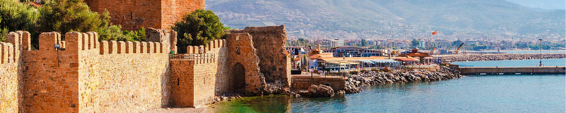 De Kizil Kule (Rode toren) van Alanya aan kalme zee